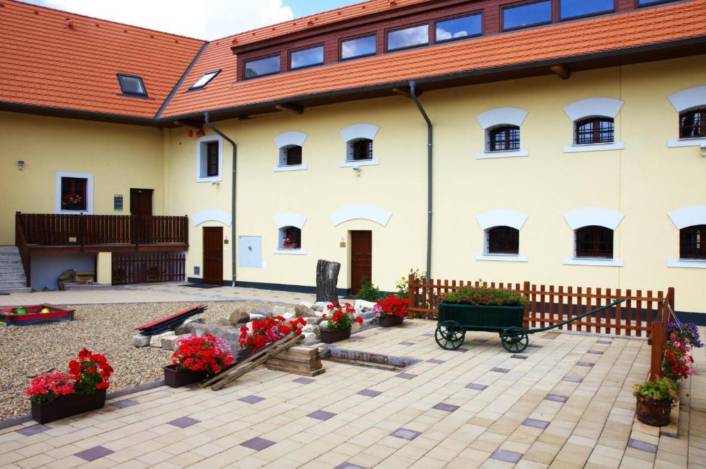 Hotel Pod Sluncem Třebíz Exteriör bild